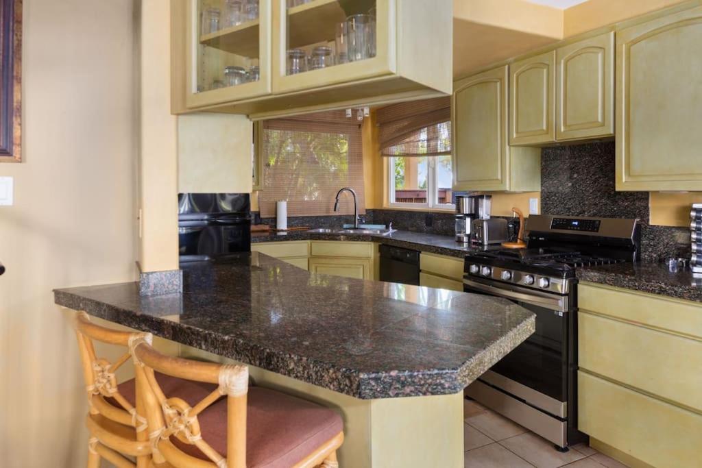 Plumeria Suite, 2-Bedrooms, Sleeps 6, Pool & Bbq, Pre-Renovation Summer Sale Kihei Exterior photo