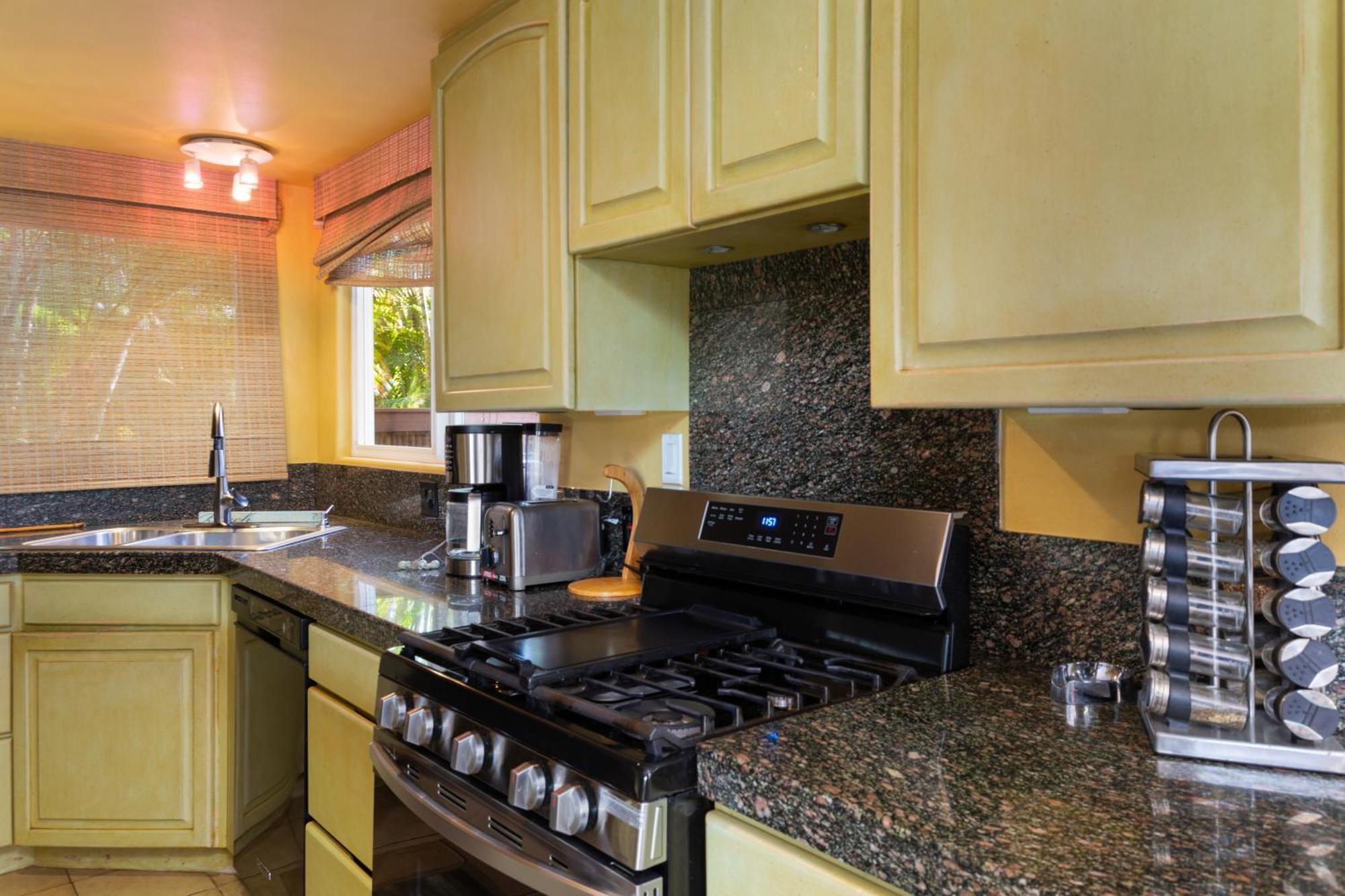 Plumeria Suite, 2-Bedrooms, Sleeps 6, Pool & Bbq, Pre-Renovation Summer Sale Kihei Exterior photo
