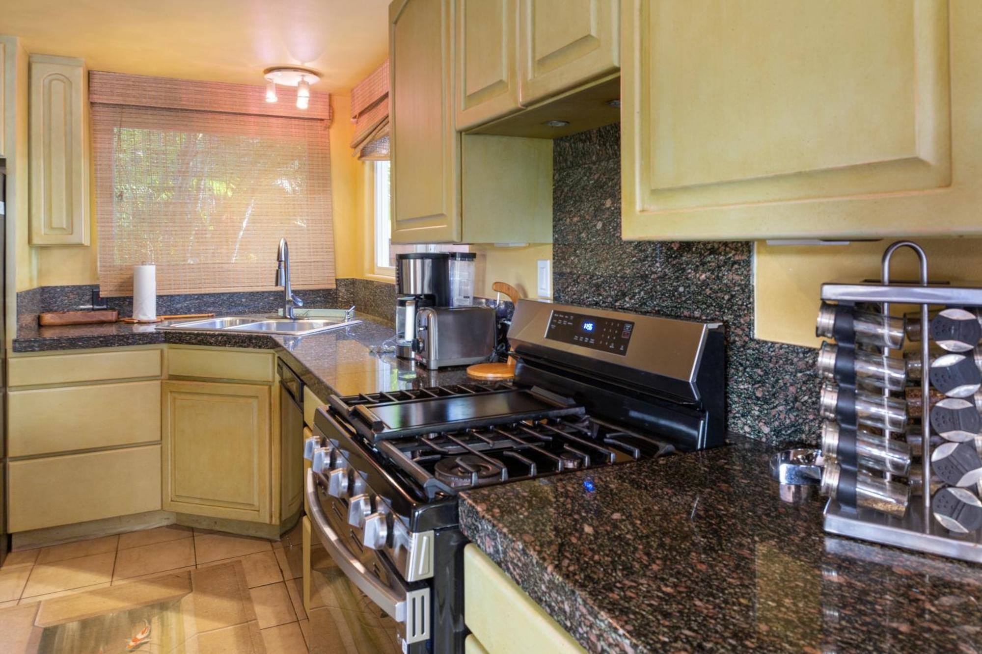 Plumeria Suite, 2-Bedrooms, Sleeps 6, Pool & Bbq, Pre-Renovation Summer Sale Kihei Exterior photo